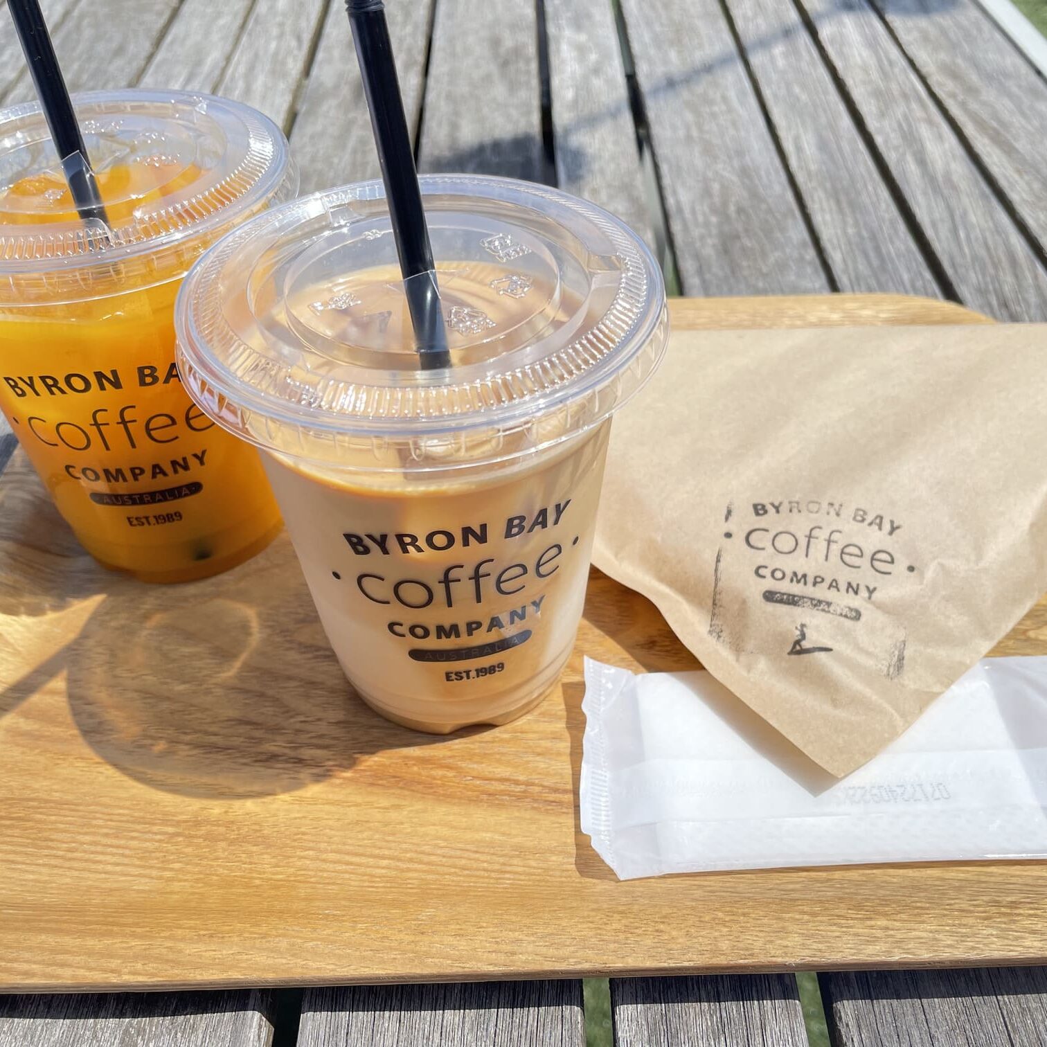 マンゴードリンクとカフェラテ